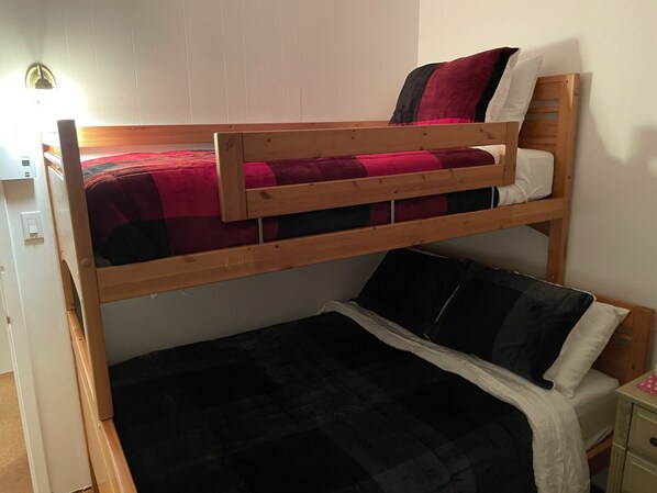 3 室のベッドルーム、デスク、WiFi (無料)、ベッドシーツ