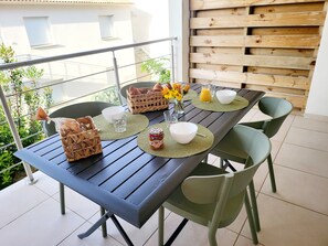 Outdoor dining - Une Pause... Quelque Part en Tout Compris (Linguizzetta)