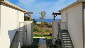 A pathway leading to a beach with a clear sky. - Une Pause... Quelque Part en Tout Compris (Linguizzetta)
