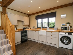 Kjøleskap, oppvaskmaskin, vannkoker og brødrister