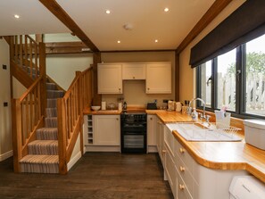 Kjøleskap, oppvaskmaskin, vannkoker og brødrister