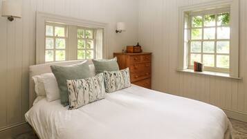 2 Schlafzimmer, individuell dekoriert, individuell eingerichtet