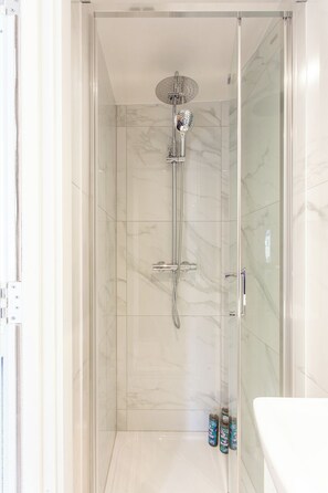 Dusche, umweltfreundliche Kosmetikartikel, Haartrockner, Handtücher
