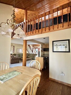 Dining - Cozy Private Winter Retreat, 5 min to Cranmore, 10 to Attitash, 3 mins to town (North Conway)