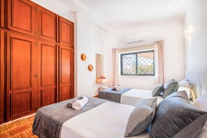 4 slaapkamers, een strijkplank/strijkijzer, gratis wifi