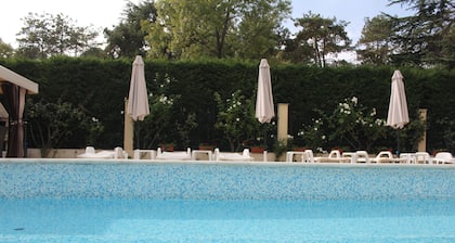 Lovely 1-bedroom condo with pool, 250 m to the beach