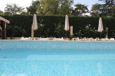 Lovely 1-bedroom condo with pool, 250 m to the beach