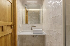 Douche, séchoir à cheveux, serviettes fournies