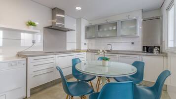 Kühlschrank, Mikrowelle, Ofen, Geschirrspüler