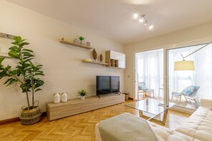 TV - Malagueta Reding 8 Three Bedrooms (Málaga)