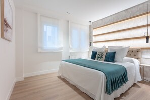 4 makuuhuonetta, silitysrauta/-lauta, vuodevaatteet