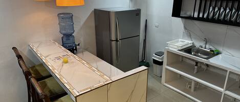 Køleskab, mikrobølgeovn, kogeplade, køkkentøj/tallerkener/redskaber