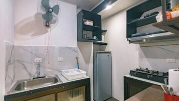 Kühlschrank, Mikrowelle, Herdplatte, Kochgeschirr/Geschirr/Besteck