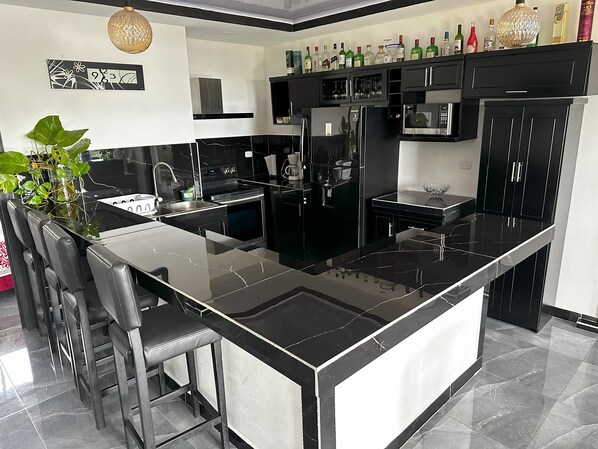 Kühlschrank, Mikrowelle, Herdplatte, Kochgeschirr/Geschirr/Besteck