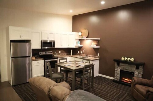 Remodeled Airplane Hanger - feels just like home, designed for comfort 