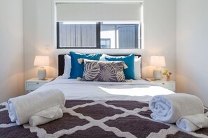 4 bedrooms, desk, iron/ironing board, free WiFi - Tuam Street delight 4 bed 4 bath (Christchurch)