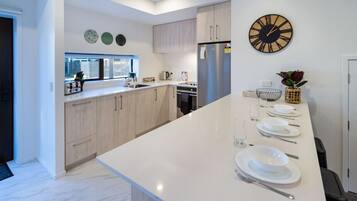 Een koelkast, een magnetron, een oven, een kookplaat