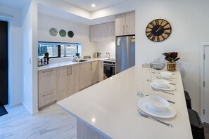 Fridge, microwave, oven, stovetop - Tuam Street delight 4 bed 4 bath (Christchurch)