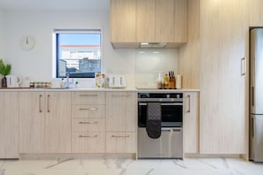 Een koelkast, een microgolfoven, een oven, een kookplaat