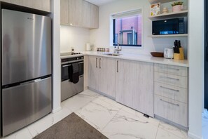 Køleskab, mikrobølgeovn, ovn, kogeplade