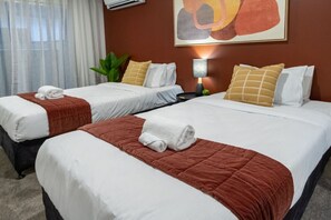 2 habitaciones, escritorio, tabla de planchar con plancha y wifi gratis
