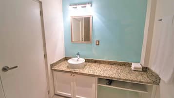 Suite | Baño | Ducha, cabezal de ducha tipo lluvia, secador de pelo y toallas