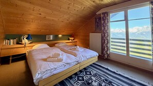 3 室のベッドルーム、WiFi (無料)、ベッドシーツ