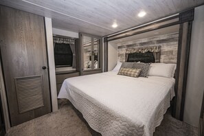 2 多间卧室、熨斗/熨衣板、免费 WiFi、床单