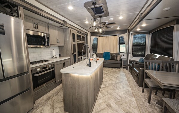 冰箱、微波炉、烤箱、炉灶