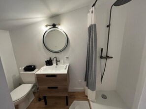 Dusche, Haartrockner, Handtücher