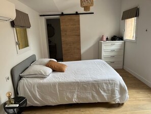 4 bedrooms, iron/ironing board, WiFi, bed sheets