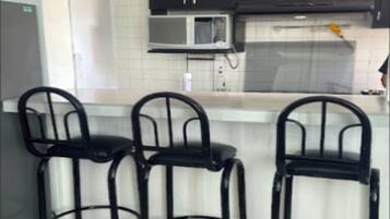 Geladeira, micro-ondas, cooktop, liquidificador