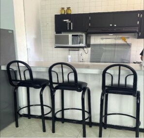 Een koelkast, een microgolfoven, een kookplaat, een blender