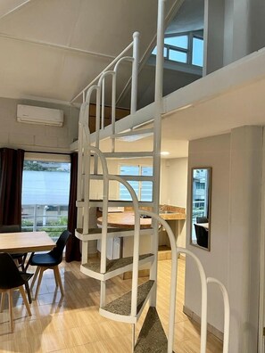 Standardloftsværelse - 1 soveværelse - byudsigt | Opholdsområde | 40-tommers smart-tv med digitale kanaler, Netflix, streamingtjenester