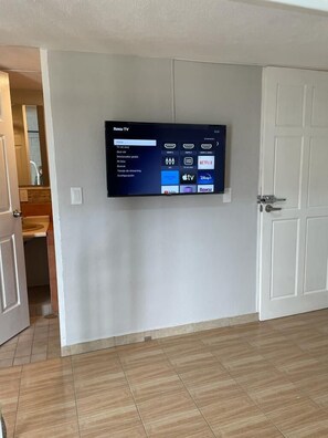 Standardloftsværelse - 1 soveværelse - byudsigt | Opholdsområde | 40-tommers smart-tv med digitale kanaler, Netflix, streamingtjenester