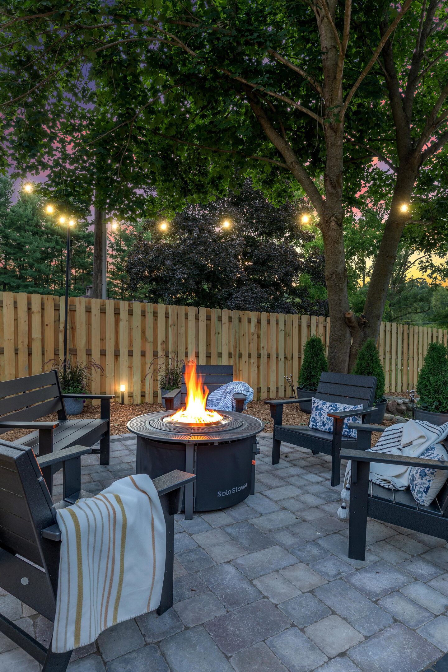 Patio esterno con boma, posti a sedere e luci decorative.