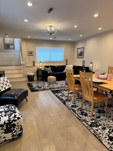 River Rock Guest House, Minutes to Ann Arbor, on the Huron River & B2B Trail