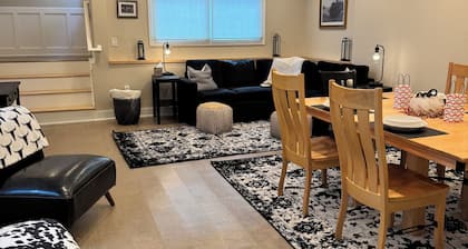 River Rock Guest House, Minutes to Ann Arbor, on the Huron River & B2B Trail