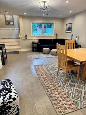 Interior - River Rock Guest House, Minutes to Ann Arbor, on the Huron River & B2B Trail (Ann Arbor)