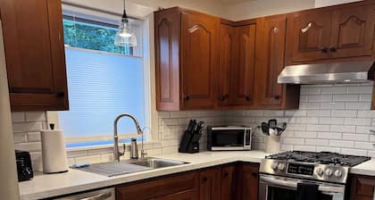 River Rock Guest House, Minutes to Ann Arbor, on the Huron River & B2B Trail