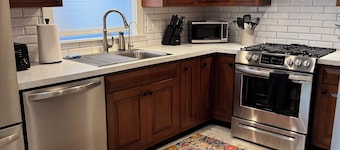 River Rock Guest House, Minutes to Ann Arbor, on the Huron River & B2B Trail
