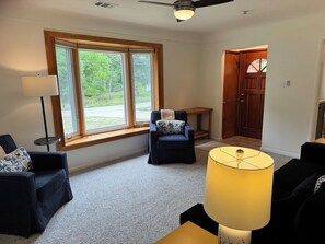Interior - River Rock Guest House, Minutes to Ann Arbor, on the Huron River & B2B Trail (Ann Arbor)