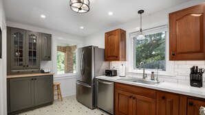 Coffee/tea maker, fridge, microwave, oven - River Rock Guest House | Quiet Haven Near Ann Arbor, U-M & River Trails (Ann Arbor)