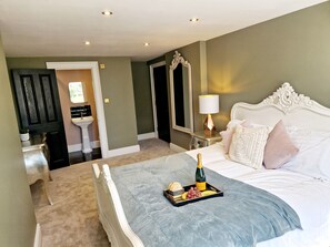 2 Schlafzimmer, individuell dekoriert, individuell eingerichtet