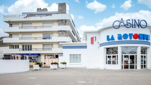 Un edificio de varios pisos con un casino y un restaurante llamado "La Rotonde".