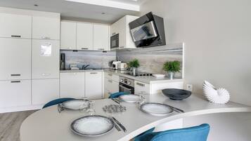 Réfrigérateur, micro-ondes, four, lave-vaisselle