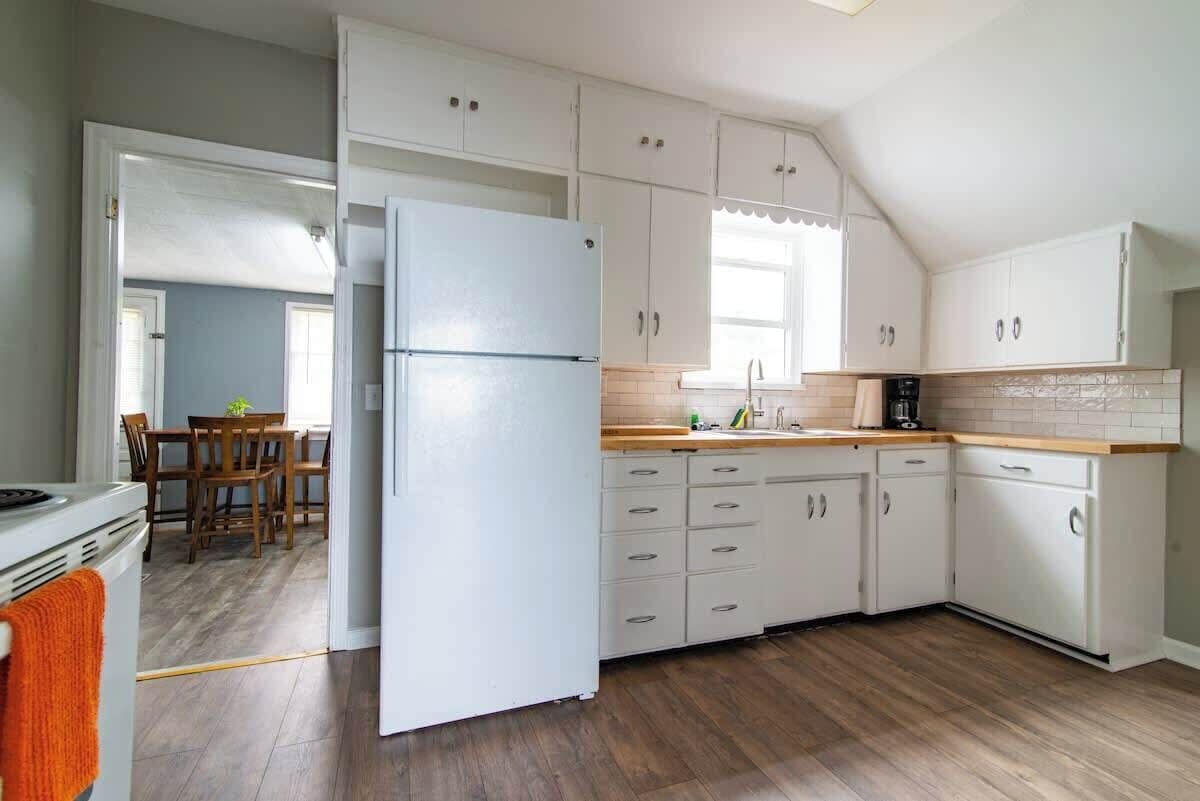 Fridge, oven, stovetop, coffee/tea maker