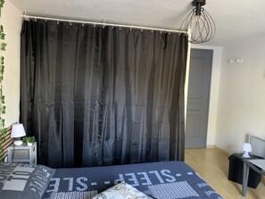 1 bedroom, desk, free WiFi, bed sheets