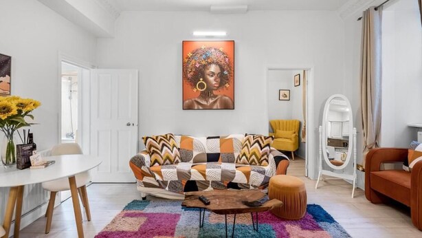 Un salon avec un canapé, une table basse et un tapis.