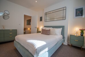 Laptop workspace, blackout drapes, iron/ironing board, free WiFi - 2 Bedroom Flats in Covent Garden (London)